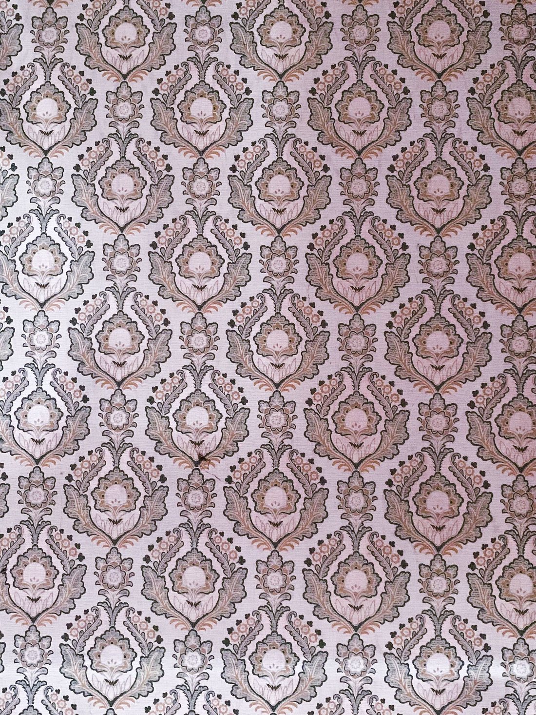 Soft mauve and grey medallion damask wallpaper